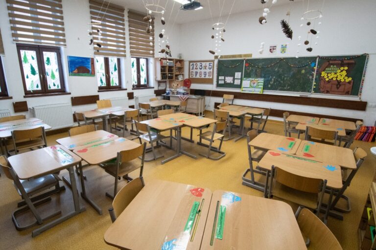 Várják az iskolakezdőket. | Fotó forrása: Apáczai Csere János Elméleti Líceum