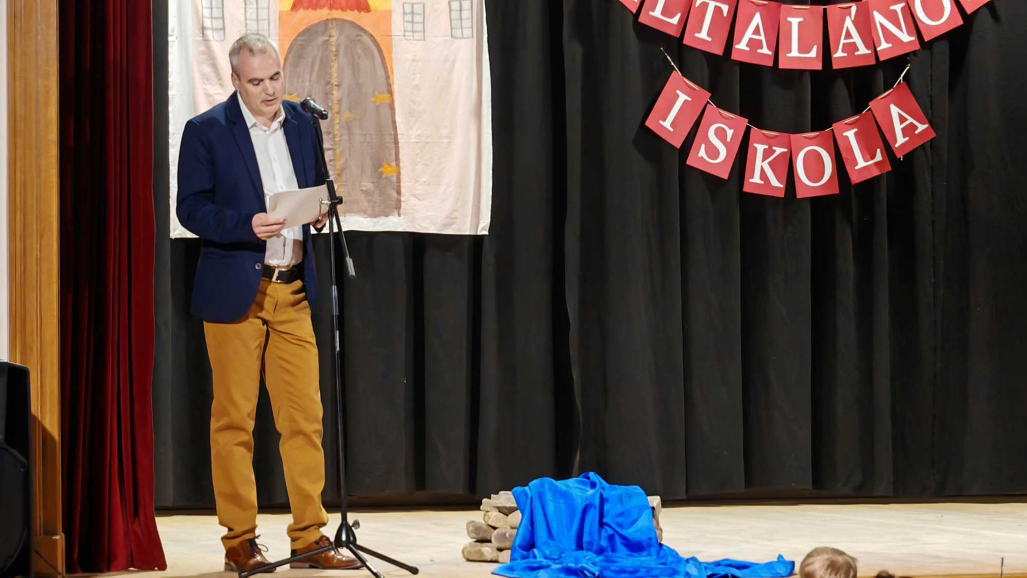 Az iskola volt diákja, dr. Szabó Levente egyetemi adjunktus személyes élményeit osztotta meg