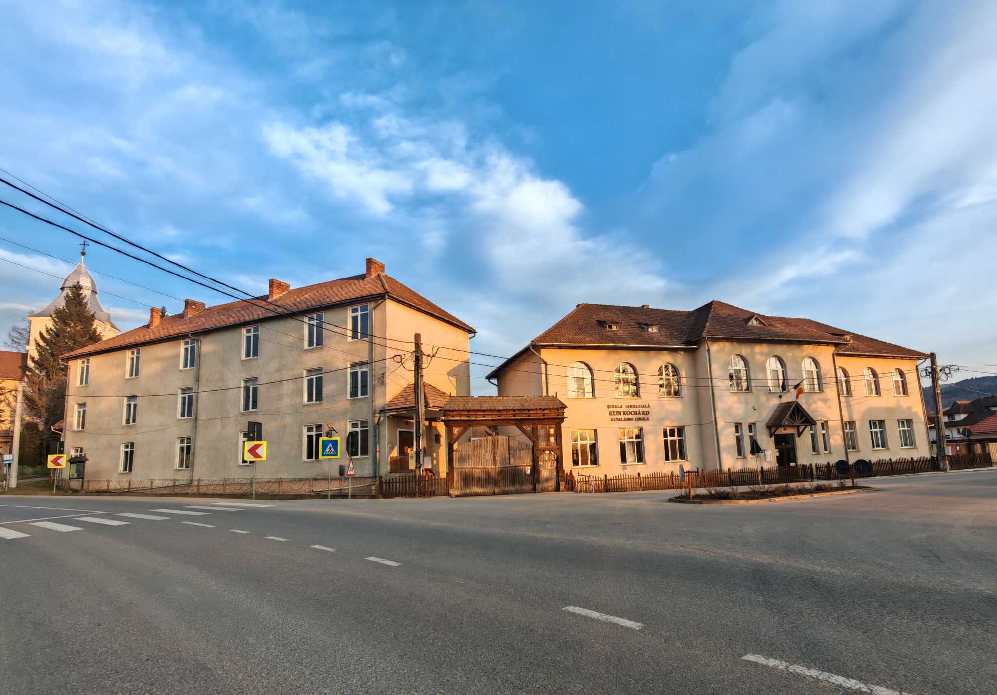 A százéves iskola épületegyüttese