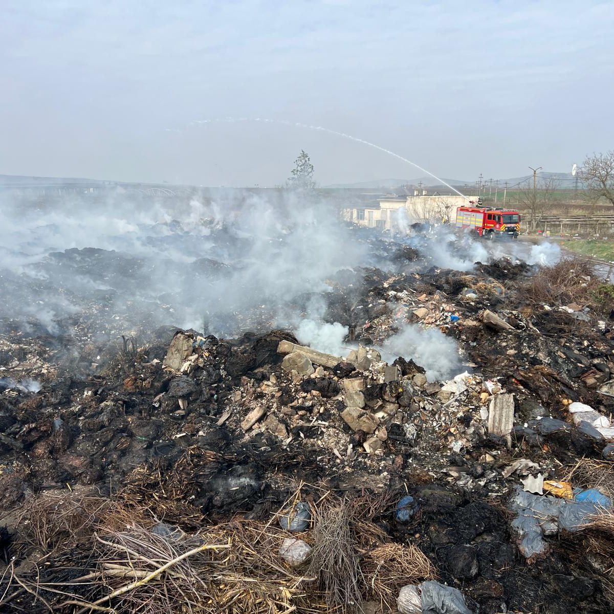 Több tonna szemét égett. 