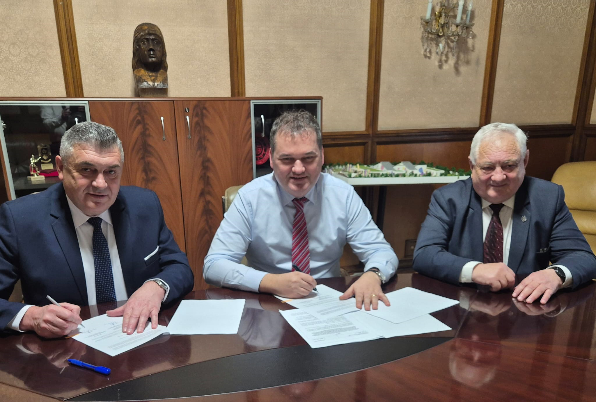 A hálózat kiépítésére aláírták a szerződést a fejlesztési minisztériumban