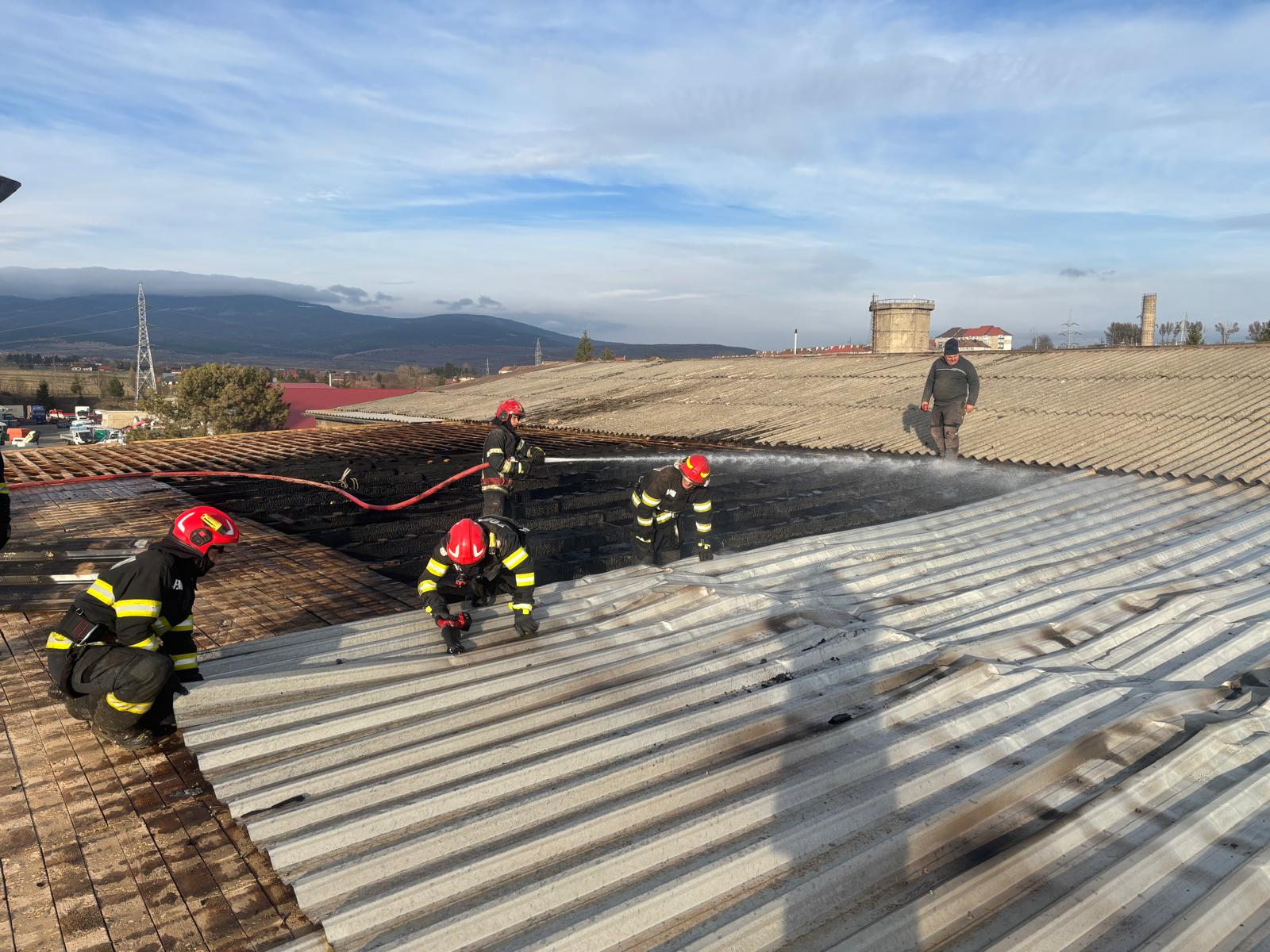 Rejtett tűzfészkek után kutattak a tűzoltók. | Fotó. ISU