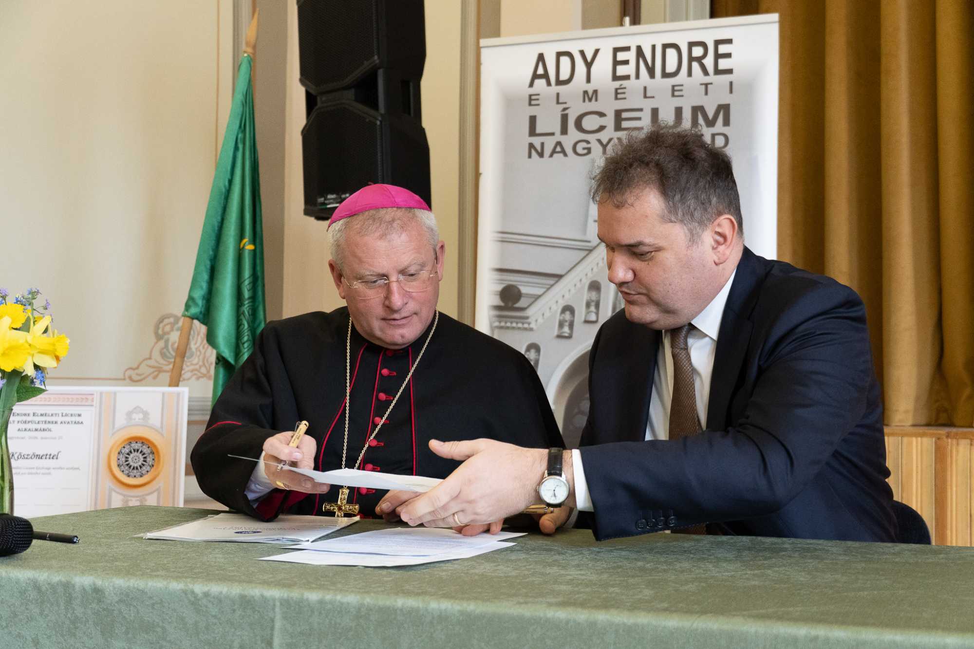Böcskei püspök és Cseke Attila aláírta a jegyzőkönyvet | Fotó: Bihar megyei RMDSZ