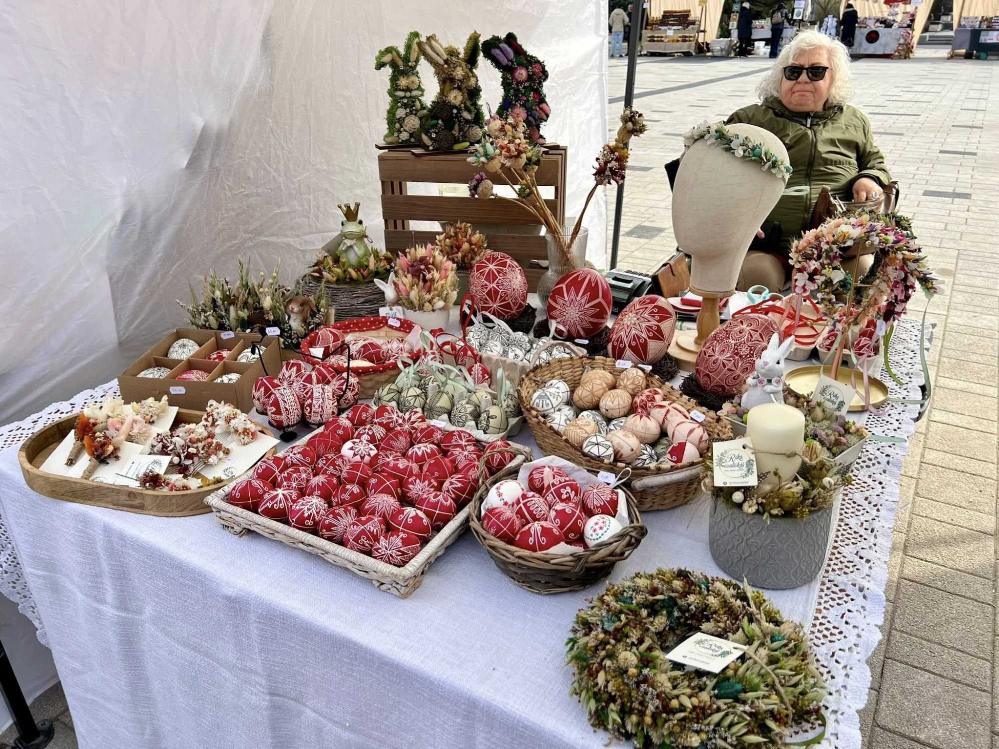 Kézművesek munkái hagyományos motívumokkal | Fotó: Hargita Megye Tanácsa/Facebook