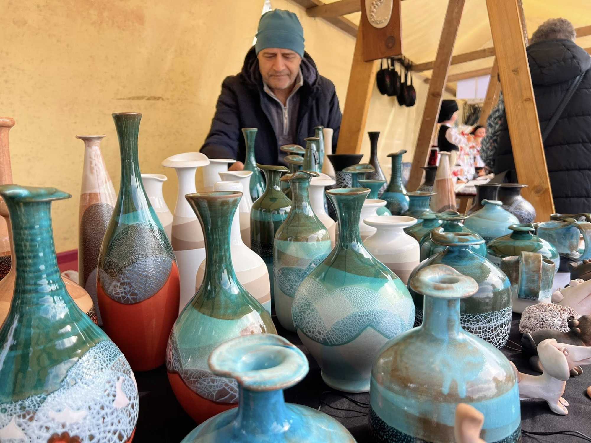 Bőséges a kínálat az idei húsvéti vásáron is | Fotó: Hargita Megye Tanácsa/Facebook