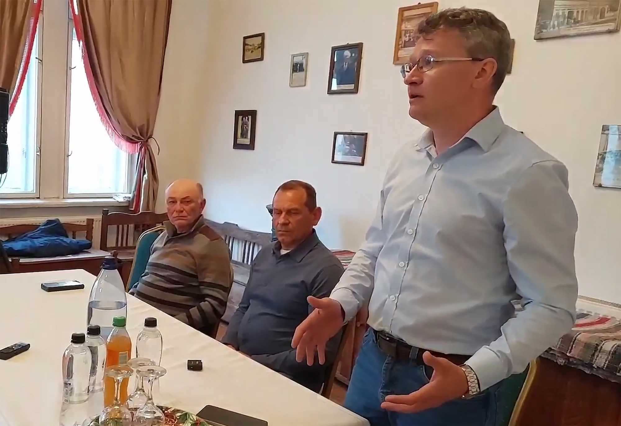 Csomortányi István, mellette Tankó Sándor és Balázs Attila | Fotó: Társalgó Podcast Stúdió/képernyőmentés