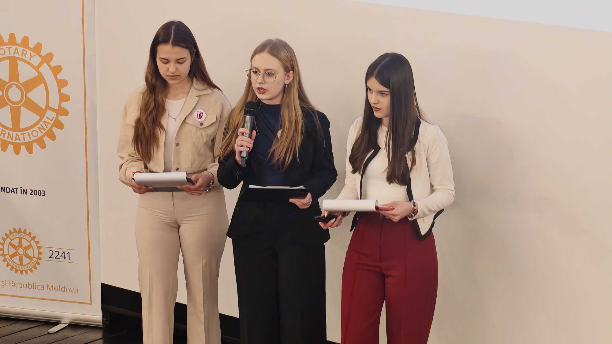 A lányok a régi bútorok életét gondolták újra.