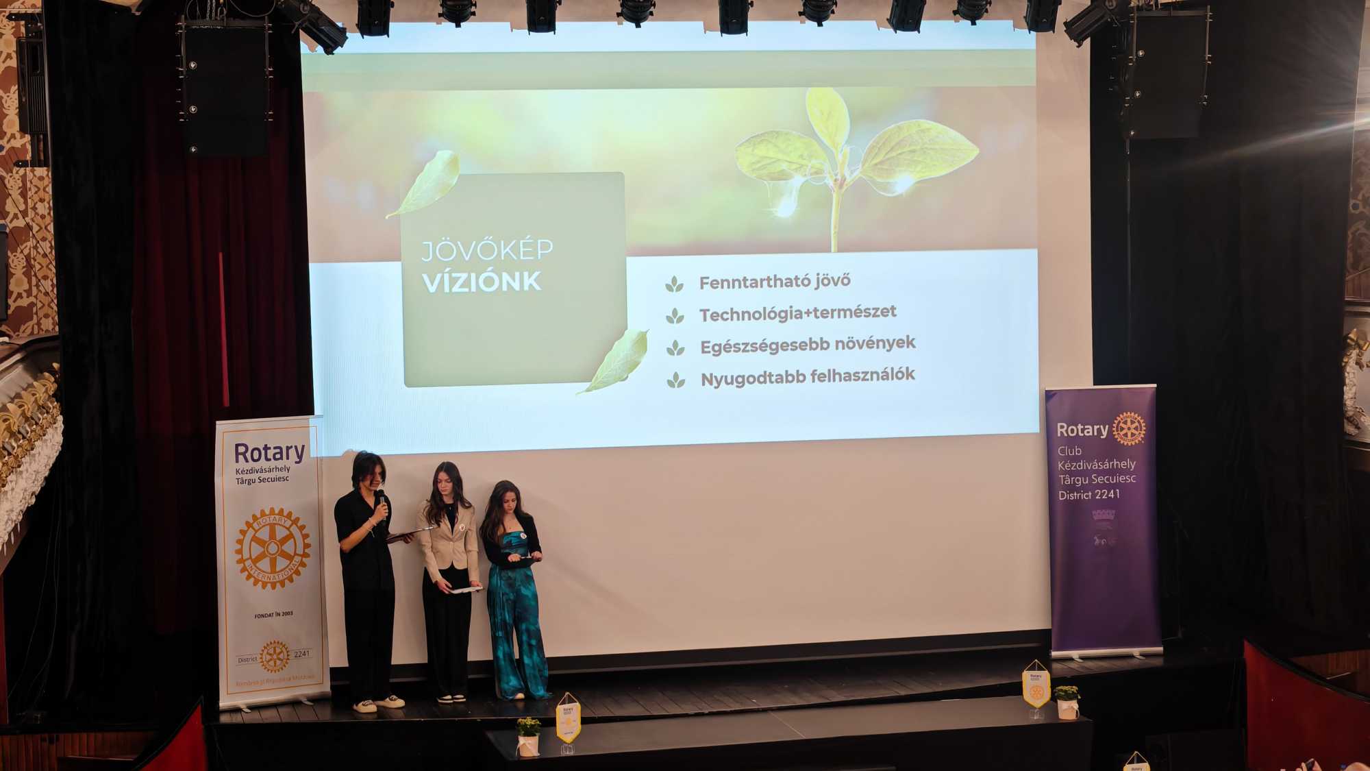 Az okoscserép projekt kiötlői a bemutató közben.