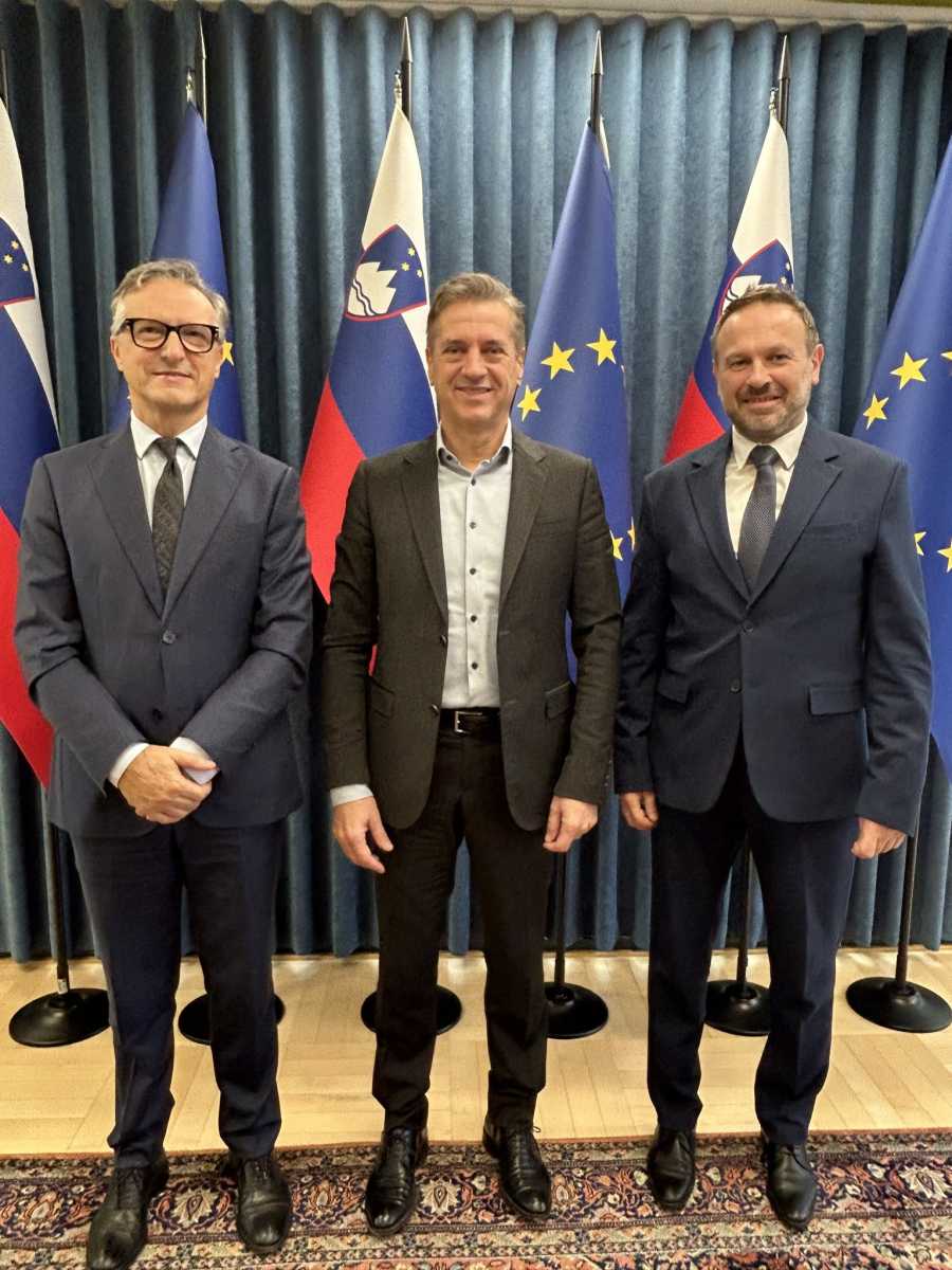 Robert Golob szlovén miniszterelnök (k), Horváth Ferenc (j) és Felice Ziza (b) 2025. december 14-én, a nemzetiségi képviselőknek a kormányfővel folytatott konzultációja után l Fotó: Facebook