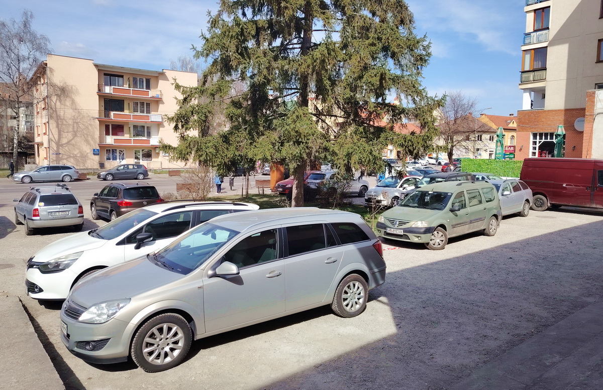 A mozi környékén minden elérhető helyet kihasználnak az autósok