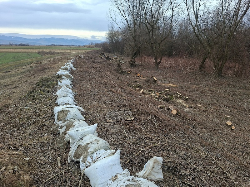 Erősítik a gátakat | Fotó: Olt Vízgazdálkodási Hivatal