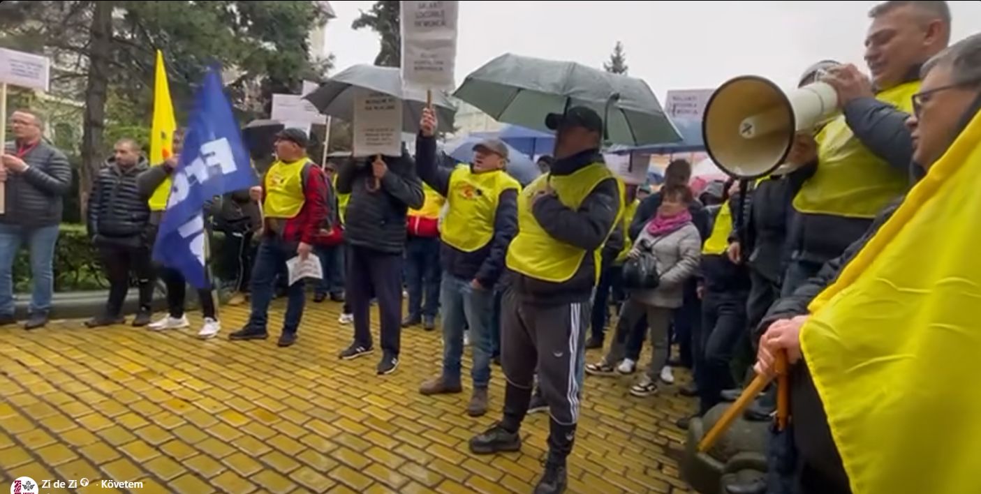 A prefektúra elé vonultak. | Fotó: képernyőmentés