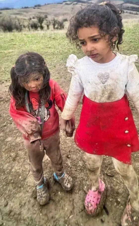 A két kislány nagyon áthűlt és kimerült. | Fotó: tirnaveni.ro