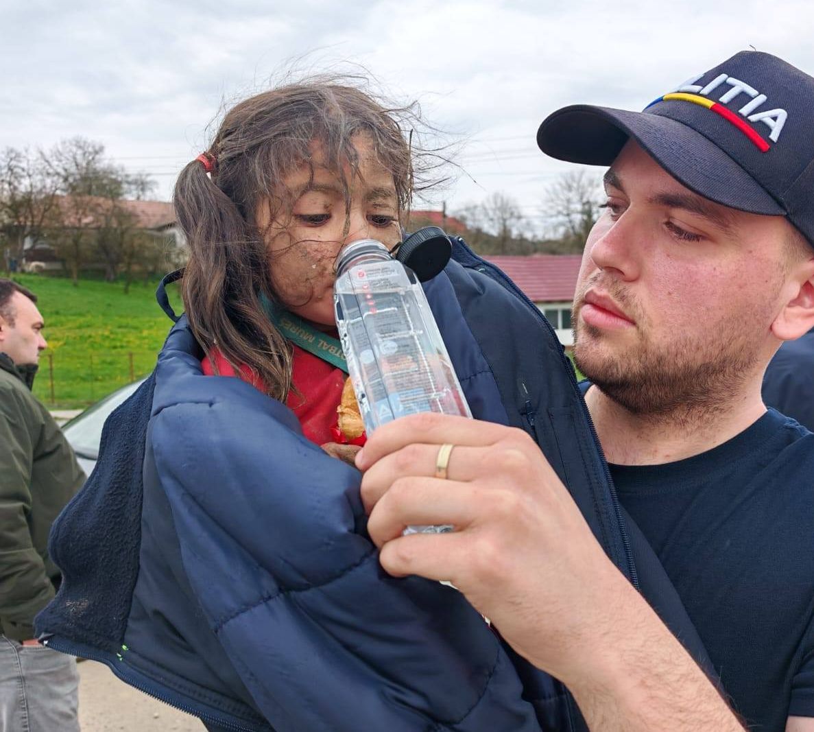 Átadta az erdész a hatóságoknak a gyerekeket. | Fotó: Radio As Tarnaveni