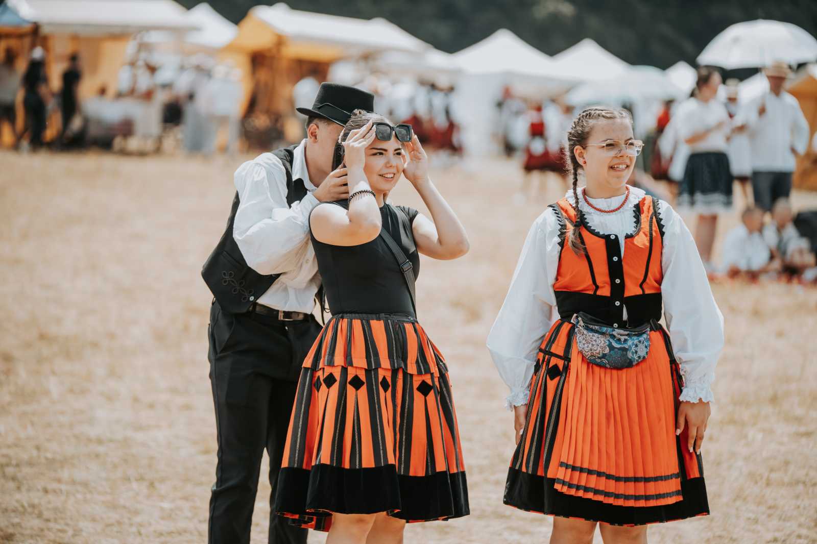 Fiatalok a csíksomlyói nyeregben a 2025-ös Ezer Székely Leány Napján. | Fotó: Teutsch Tamás