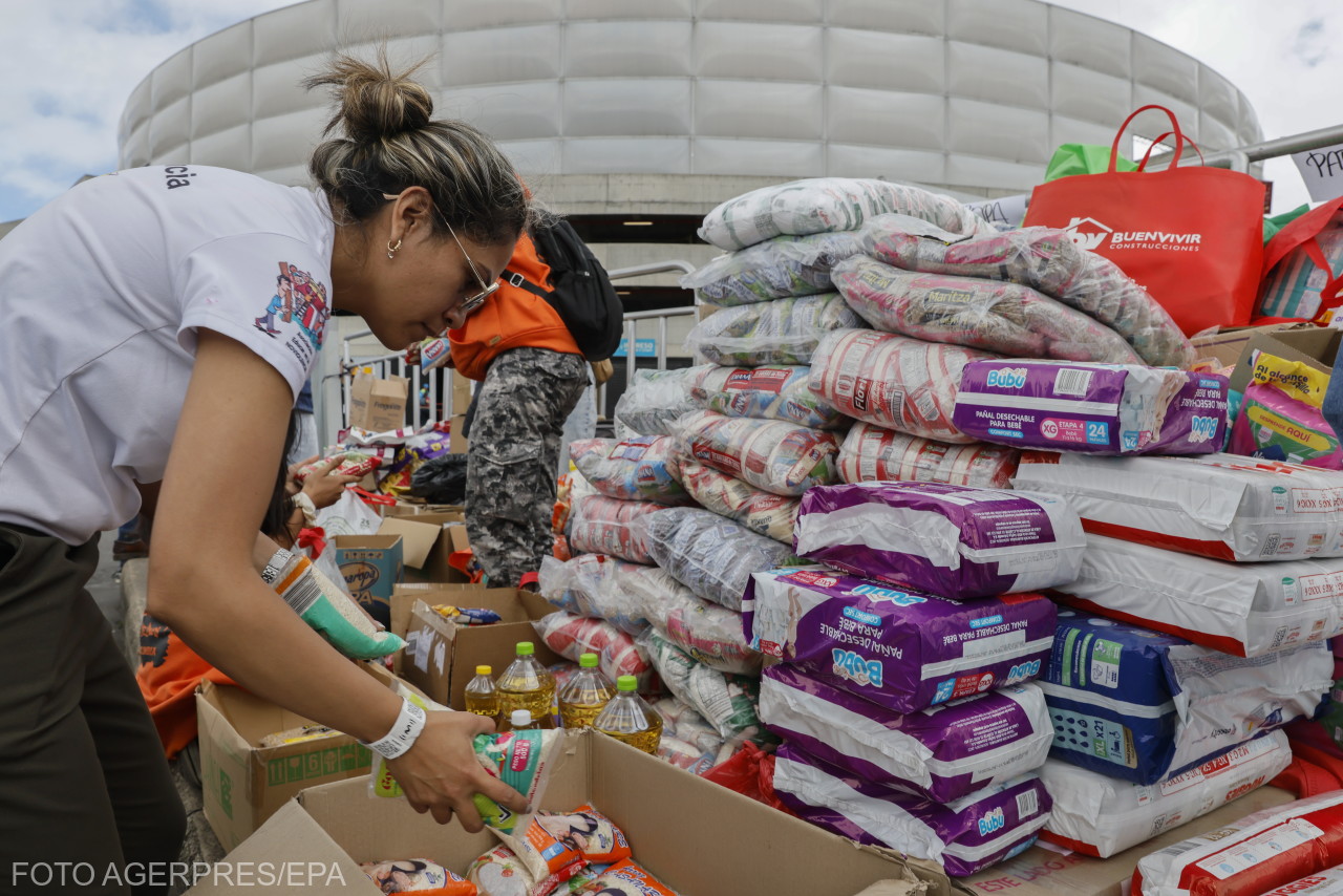 Önkéntesek szervezik az adományokat a venezuelai földrengések áldozatainak javára Bogotában, Kolumbiában.