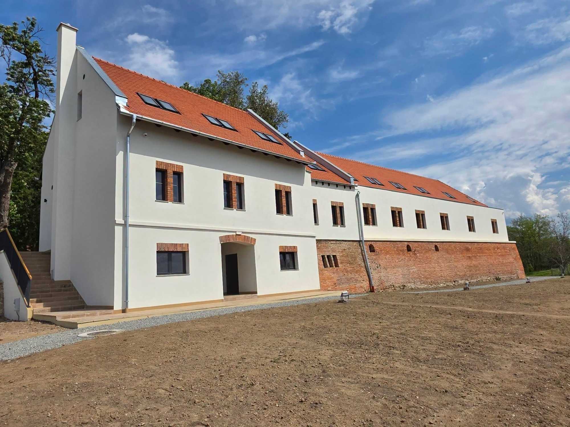 A felújított apátsági épület | Fotó: Emődi Tamás