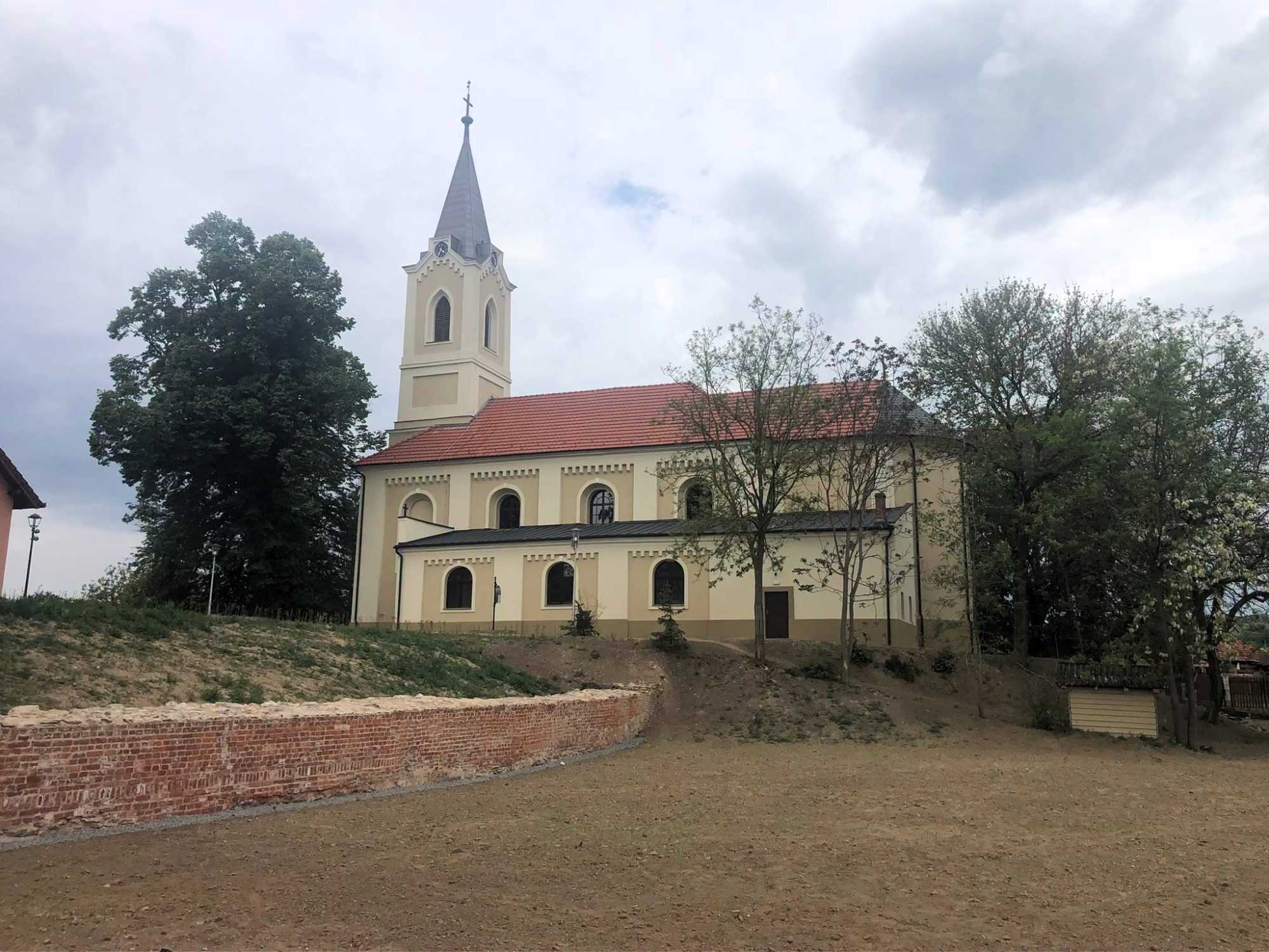 A szentjobi templom az apátság közelében | Fotó: Emődi Tamás