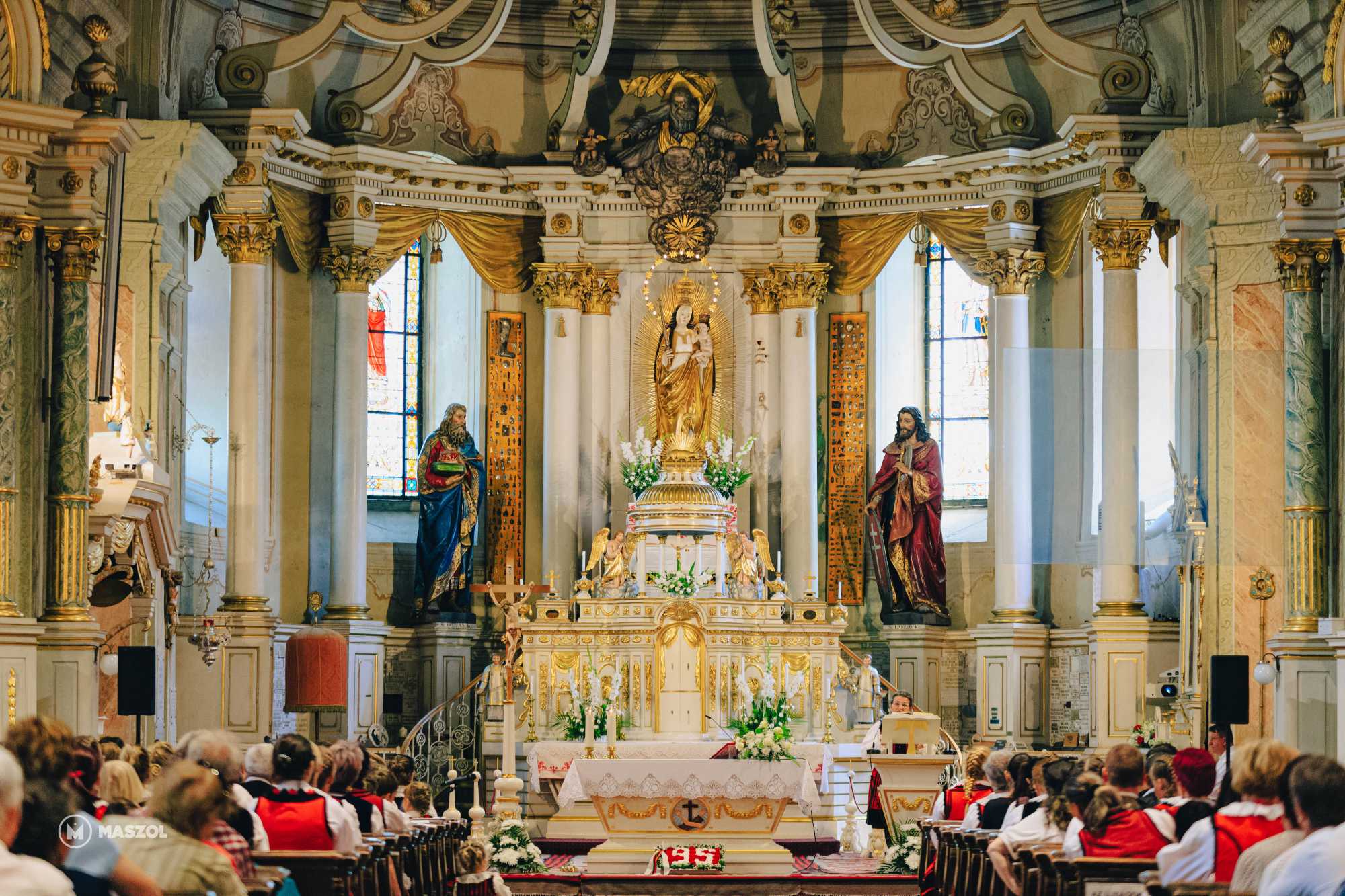 A cs&iacute;ksomly&oacute;i kegytemplomban tartott &uuml;nnepi szentmis&eacute;t k&ouml;vetően t&ouml;bb sz&aacute;z n&eacute;pviseletbe &ouml;lt&ouml;z&ouml;tt r&eacute;sztvevő indult a H&aacute;rmashalom-olt&aacute;rhoz, ahol k&ouml;z&ouml;sen &uuml;nnepelt&eacute;k mindazt, ami nemzed&eacute;kek &oacute;ta &ouml;sszek&ouml;ti a sz&eacute;kely k&ouml;z&ouml;ss&eacute;get.