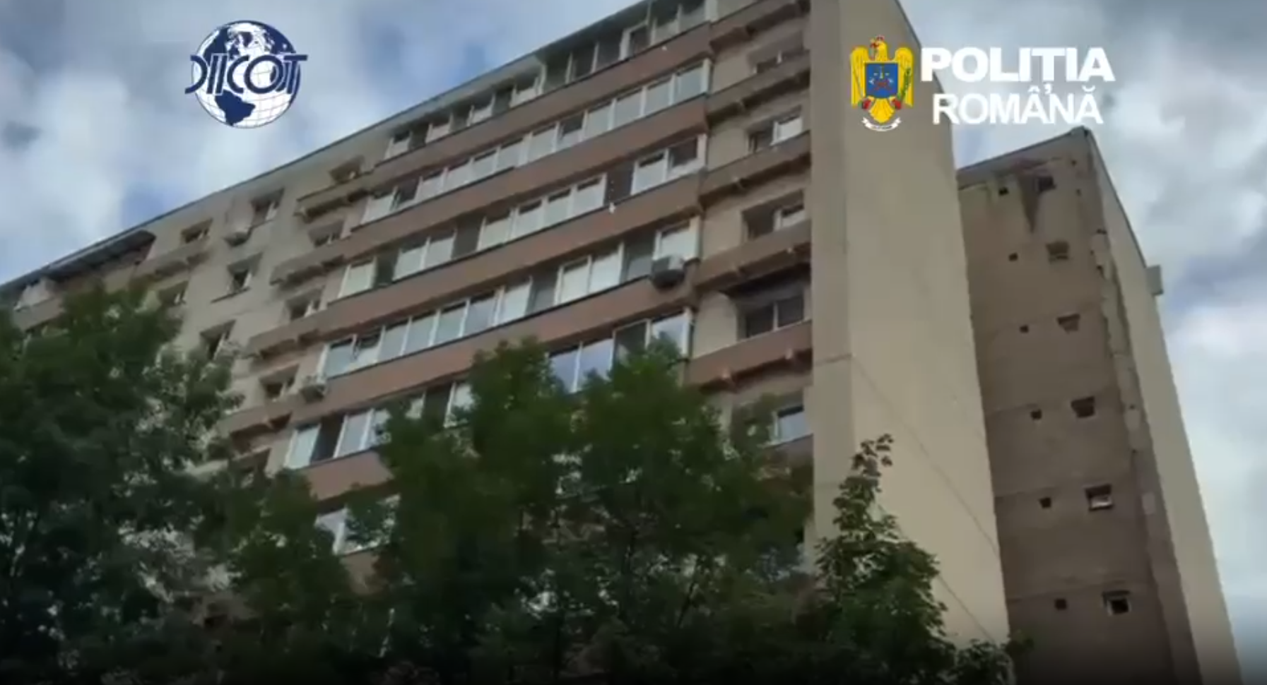 Kidobták az ablakon a kábítószert, amikor a rendőrök megjelentek a lakásuknál | Fotó: DIICOT/képernyőmentés