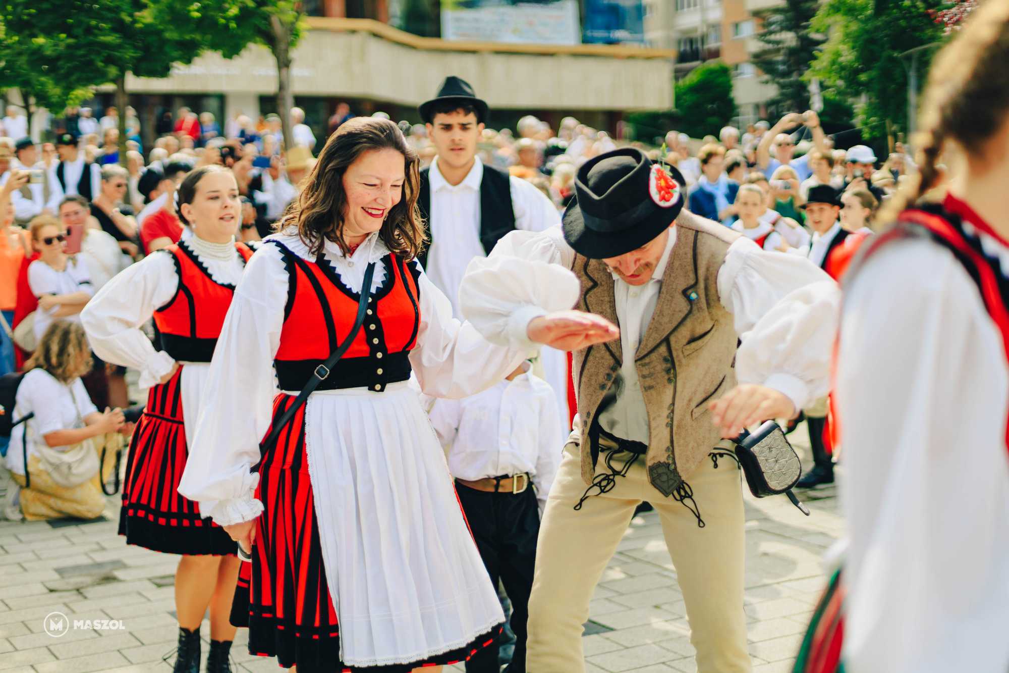 Kilenc &oacute;r&aacute;ra ben&eacute;pesedett a főt&eacute;r a d&iacute;szbe &ouml;lt&ouml;z&ouml;tt l&aacute;nyokkal.