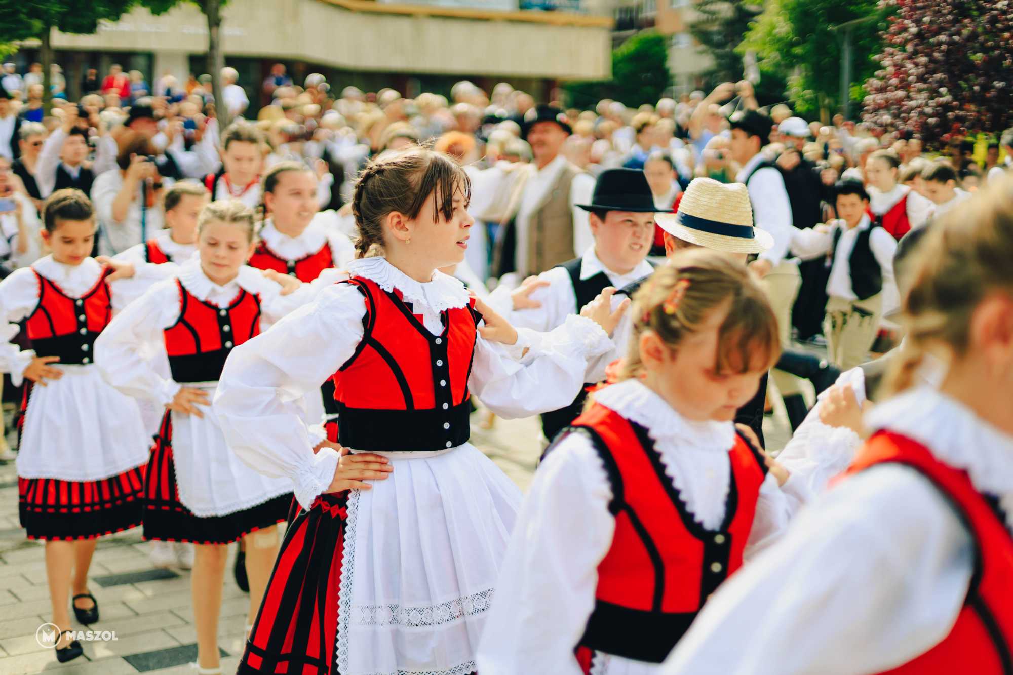 A l&aacute;nyok &eacute;s leg&eacute;nyek &ndash; a legkisebbektől a legidősebbekig &ndash; t&aacute;ncra perd&uuml;ltek, megadva a nap alaphangj&aacute;t.