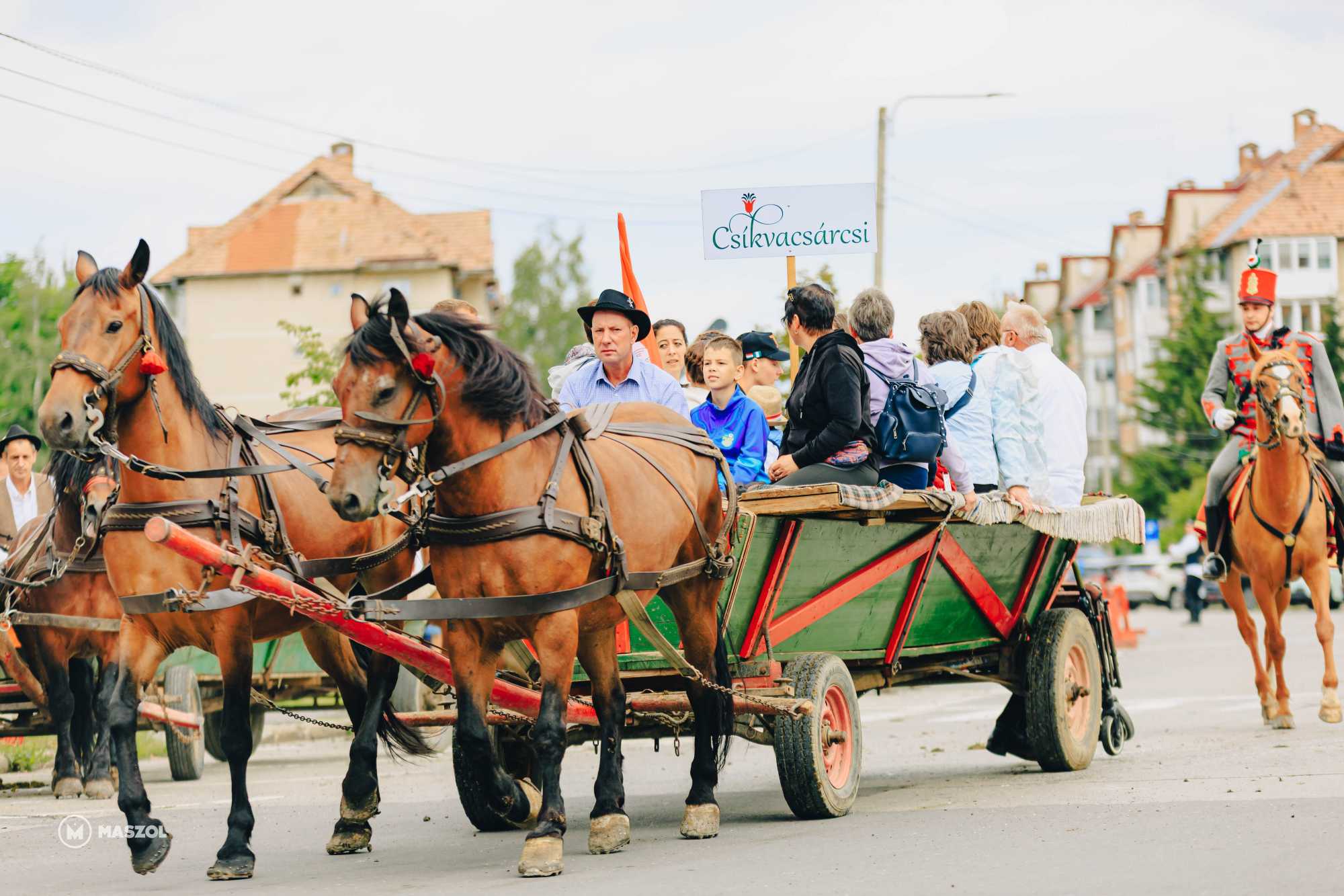 A főt&eacute;ri nyit&oacute;&uuml;nneps&eacute;g ut&aacute;n vir&aacute;gokkal d&iacute;sz&iacute;tett szekerek z&ouml;rg&eacute;se &eacute;s patadobog&aacute;s verte fel a csendet: l&oacute;h&aacute;ton &eacute;s bakon &uuml;lve indultak el a fiatalok a cs&iacute;ksomly&oacute;i nyeregbe, ahol a n&eacute;pt&aacute;nccsoportok mag&aacute;val ragad&oacute; műsora teszi teljess&eacute; a d&eacute;lut&aacute;nt.