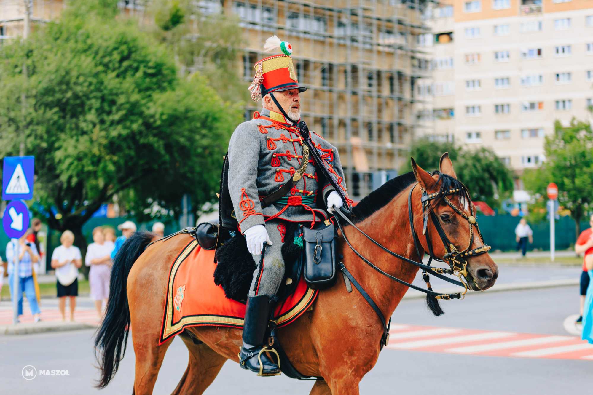 Husz&aacute;rok vezett&eacute;k a felvonul&aacute;st a cs&iacute;ksomly&oacute;i kegytemplom fel&eacute;. Az Ezer Sz&eacute;kely Le&aacute;ny Napj&aacute;nak egyik legszebb pillanata id&eacute;n is sokakat vonzott az utc&aacute;kra, hogy r&eacute;szesei legyenek a hagyom&aacute;nynak.