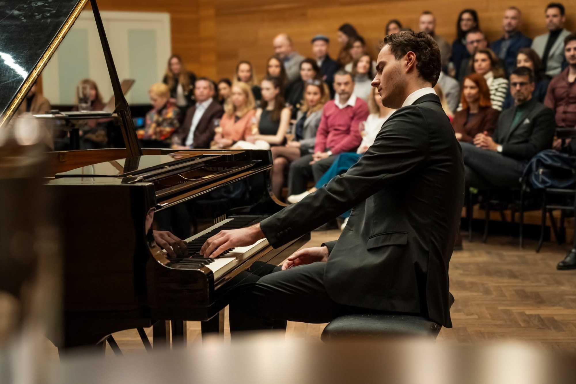 A zongorához valami megmagyarázhatatlan erő vonzza néhány éves korától.| Fotó: a Liszt Ferenc Zeneakadémia Facebook-oldala