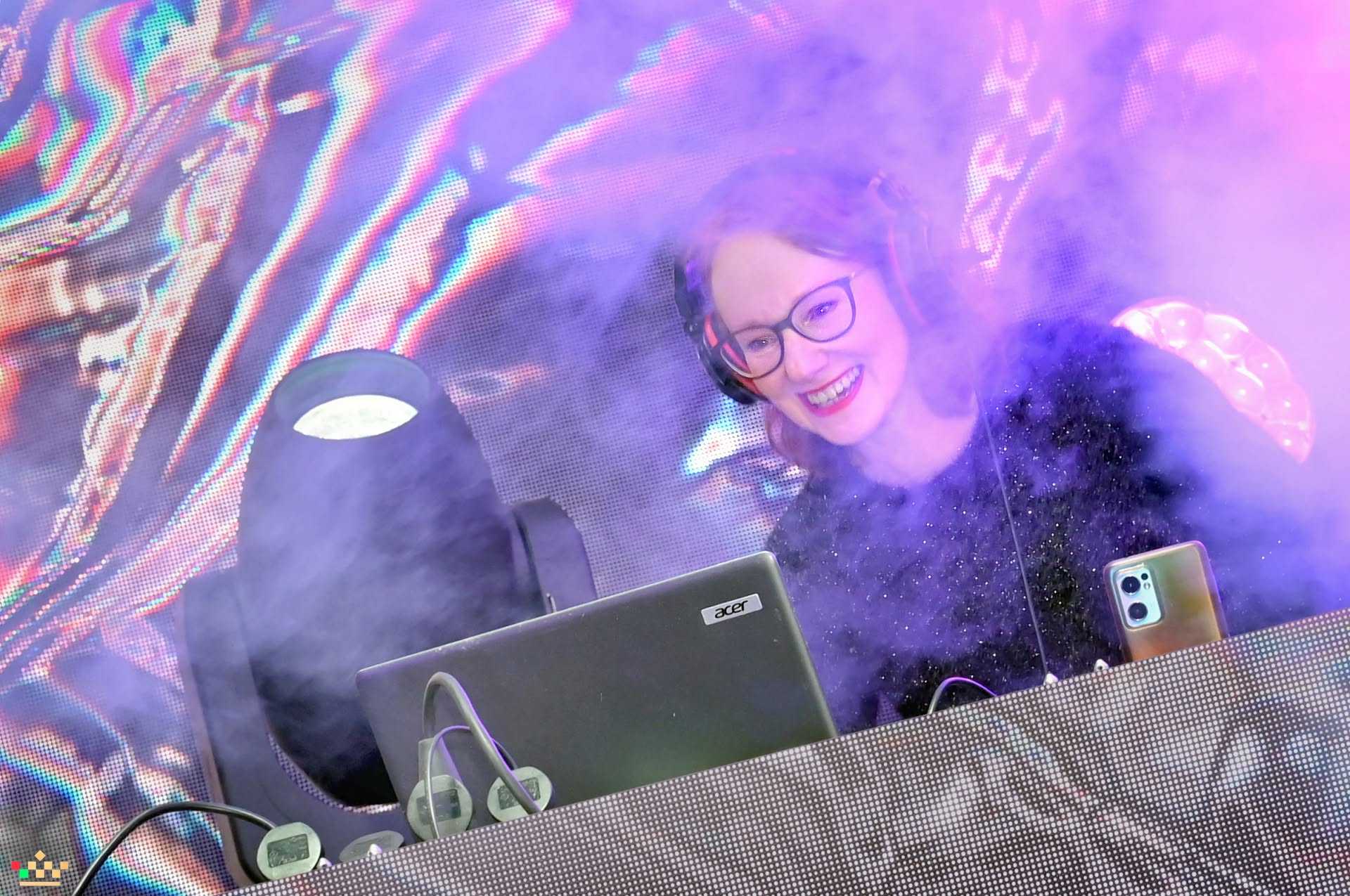 A közösségi média-szakértő és DJ | Klausz Melinda Facebook/oldala