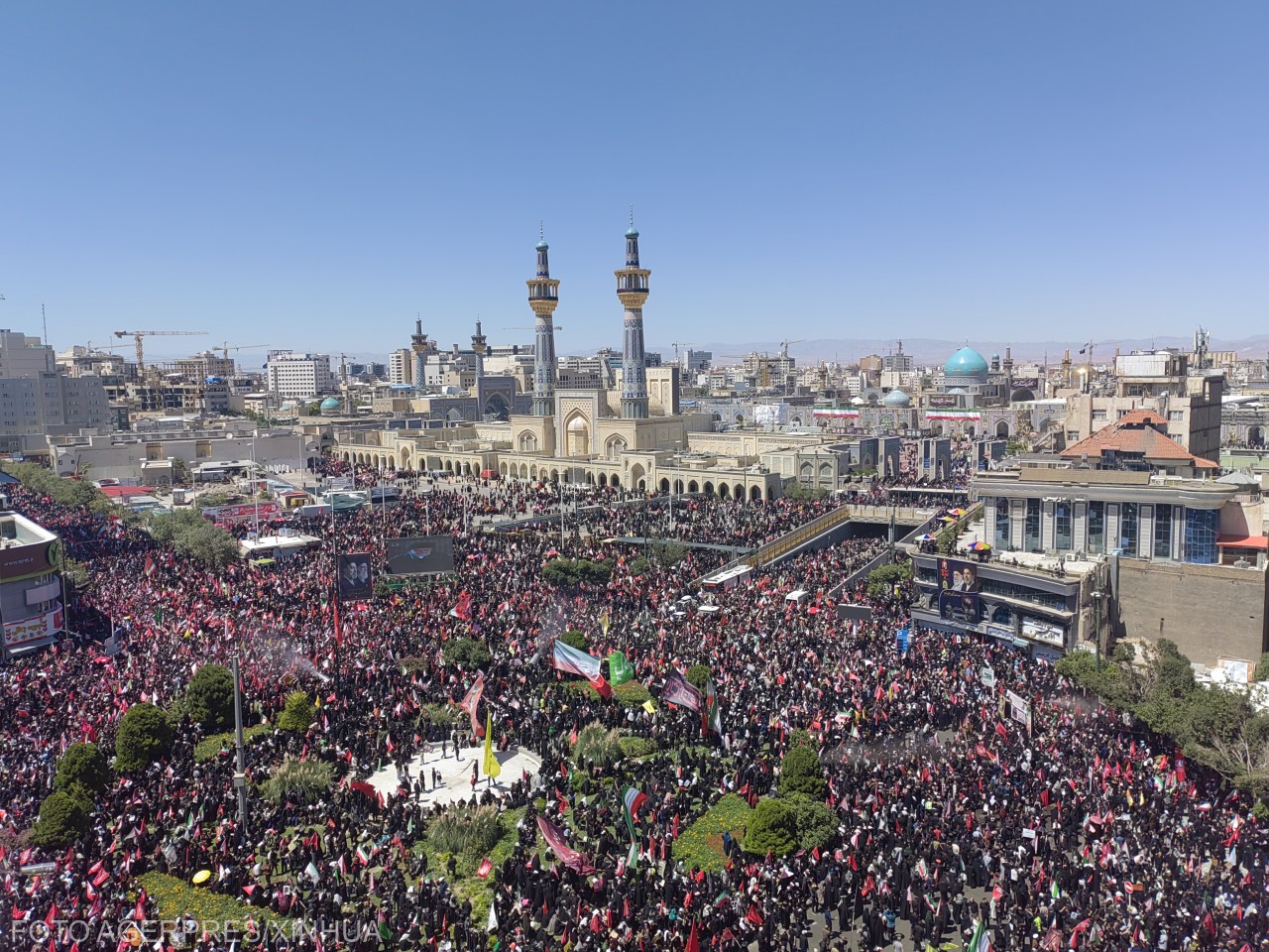 Óriási tömeg Hamenei temetésén Masad városában, amely az ajatollah szülővárosa. | Fotók: Agerpres