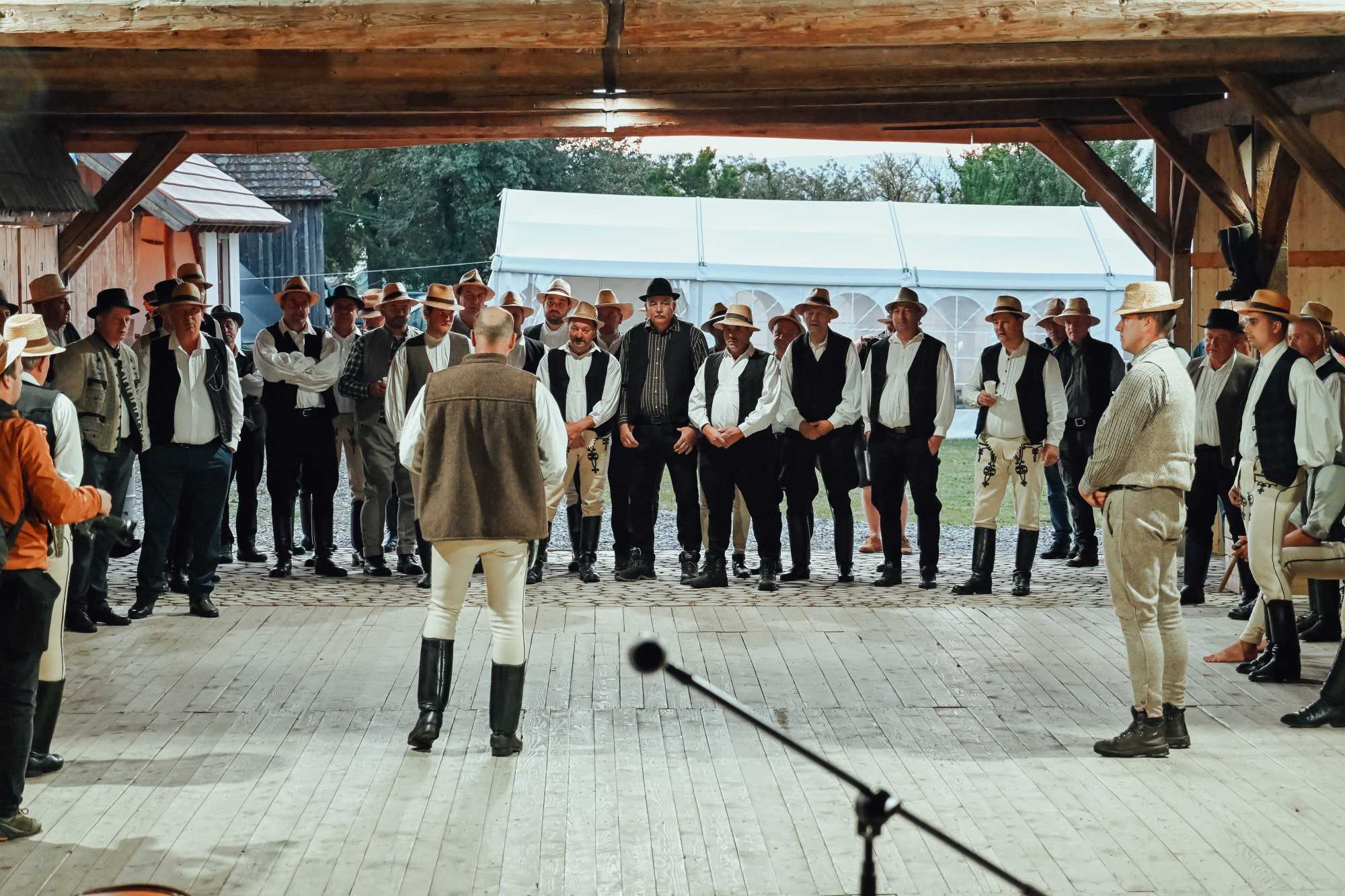 Hajnali 5 &oacute;rakor megtartott&aacute;k az eligaz&iacute;t&aacute;st. Nemcsak a helyiek &aacute;lltak be kasz&aacute;lni, hanem t&aacute;volabbi telep&uuml;l&eacute;sekről is &eacute;rkeztek kal&aacute;k&aacute;z&oacute;k.&nbsp;