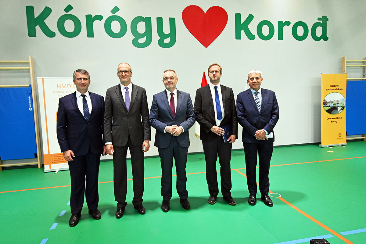 Balról-jobbra: Demcsák Csaba zágrábi nagykövet, Tarr Zoltán miniszter, Jankovics Róbert HMDK-elnök, Kollai István helyettes államtitkár és Magdó János eszéki főkonzul a kórógyi tornateremben l Fotó: Új Magyar Képes Újság