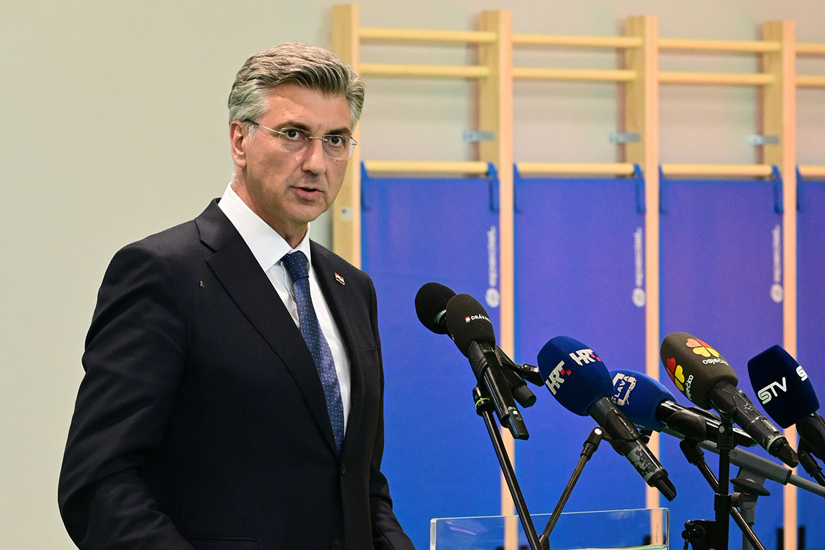 Andrej Plenković miniszterelnök beszédet mond a kórógyi tornaterem avatásán. l Fotó: Új Magyar Képes Újság