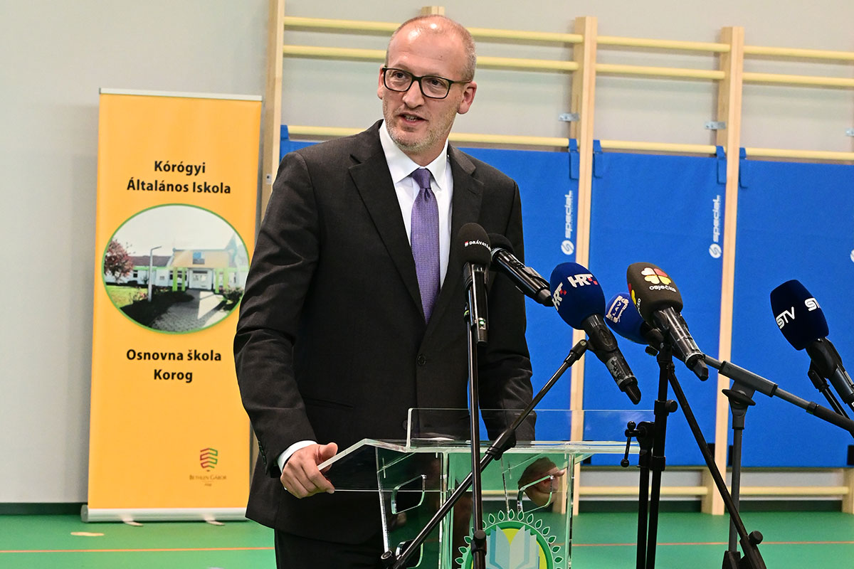 Tarr Zoltán miniszter beszédet mond a kórógyi tornaterem avatásán július 3-án l Fotó: Új Magyar Képes Újság