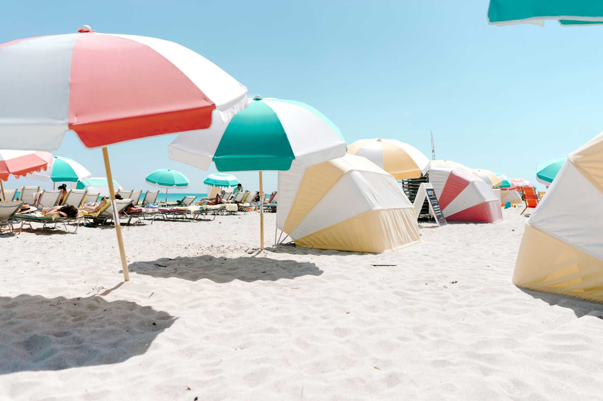 Már ez sem a régi: több strandon korlátozott, mennyi ernyő és nyugágy tehető ki. | Illusztrációk | Fotók: Unsplash