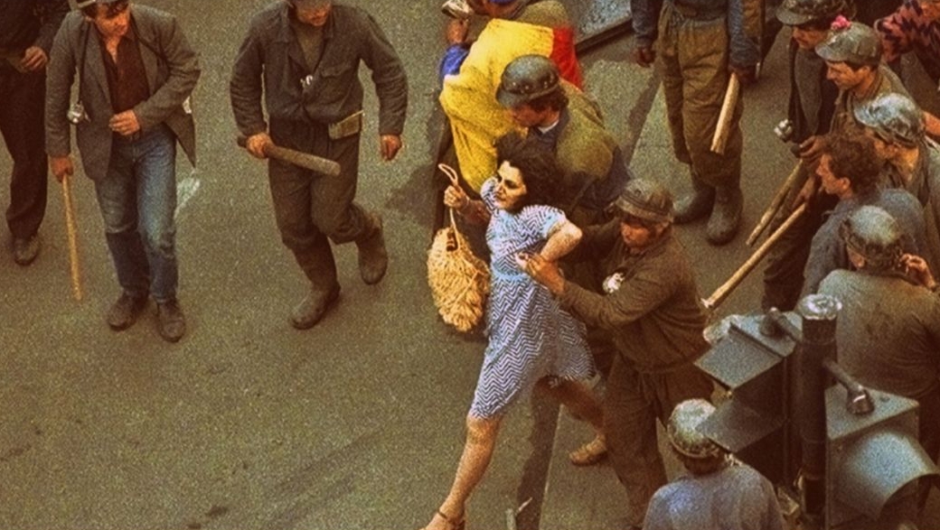 Bukaresti bányászjárás - a nőket sem kímélték | Fotó: historia.ro