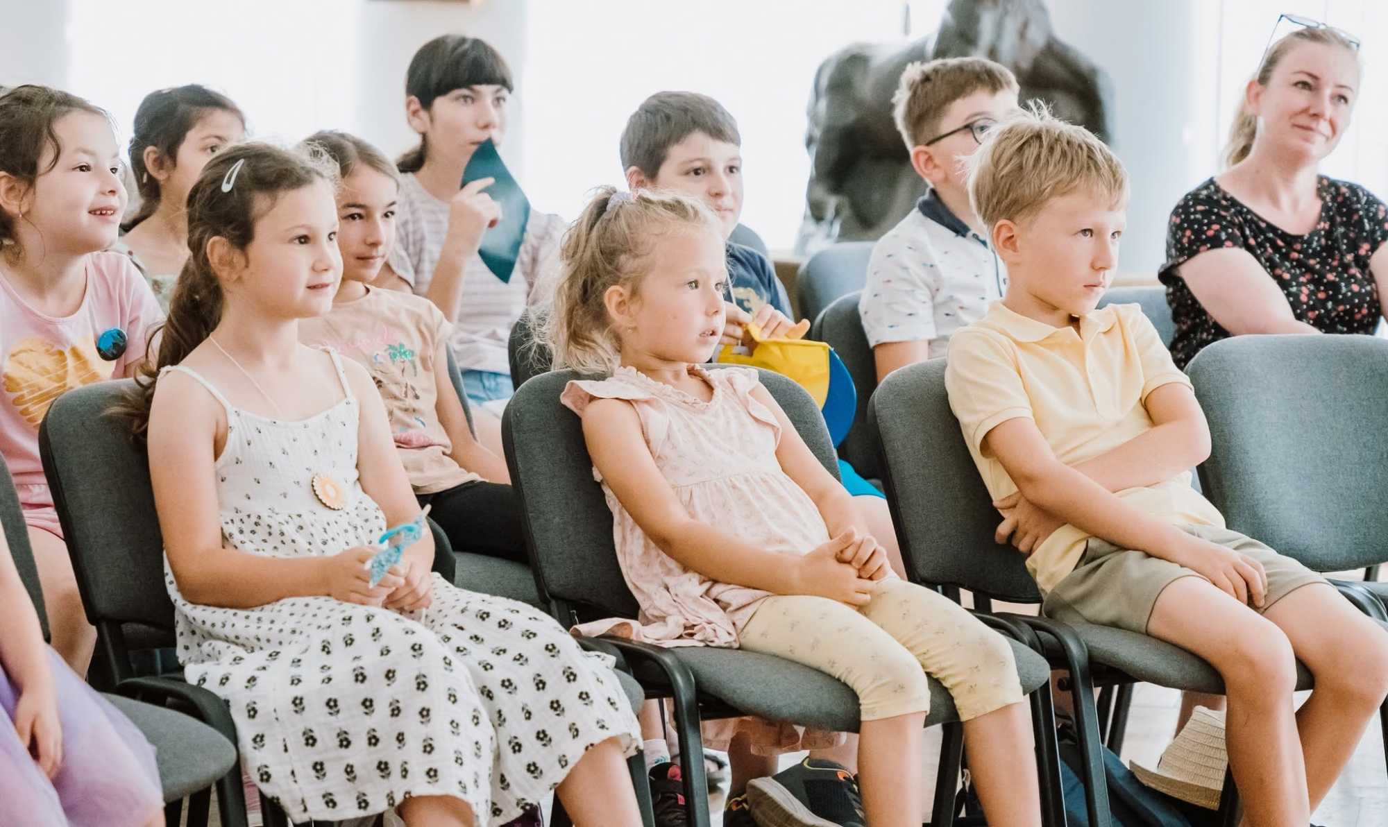 A gyerekeket könnyen meg tudja szólítani.