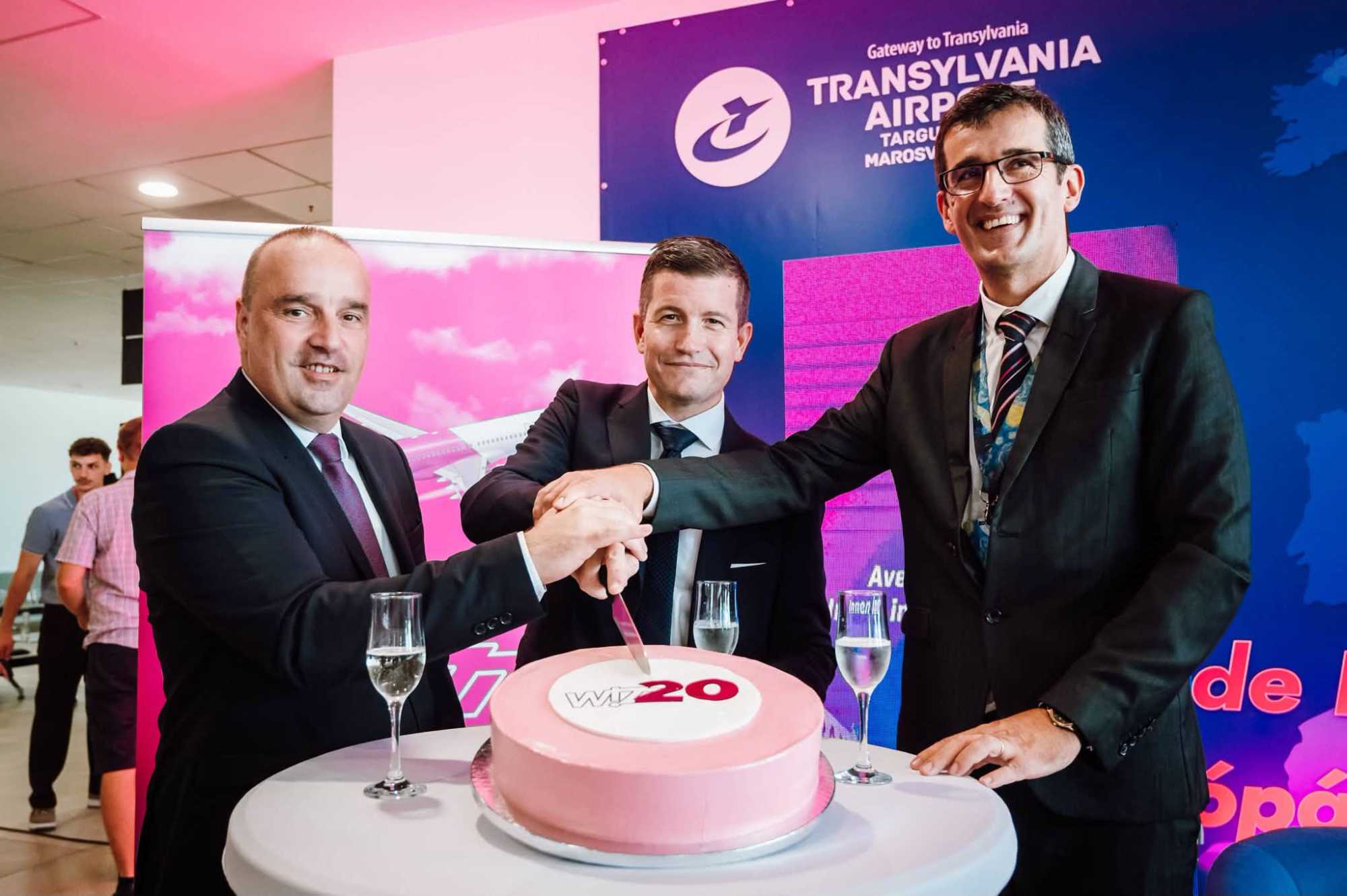 Csibi Attila, a Maros Megyei Tanács elnöke, Ian Malin, a Wizz Air kereskedelmi vezérigazgató-helyettese és Peti András a repülőtér igazgatója | Fotó: Csibi Attila Facebook oldala
