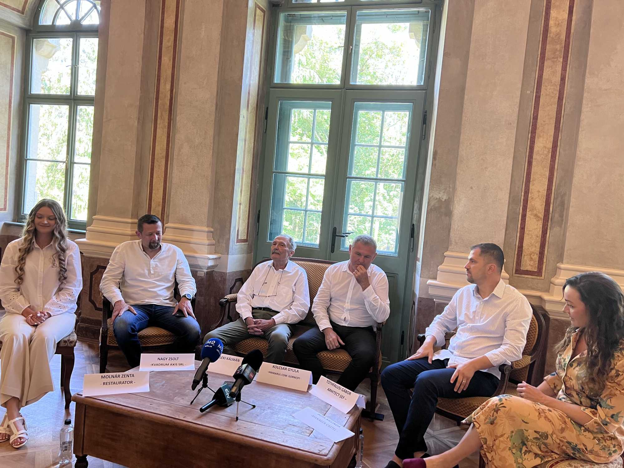 Molnár Zenta restaurátor, Nagy Zsolt István, a kivitelező cég képviseletében, gróf Teleki Kálmán, Kolcsár Gyula, Gernyeszeg község polgármestere Tóthfalusi Tóthfalusi Gábor vezető tervező és Bota Melinda menedzser | Fotó: Rákóczi Kingaés