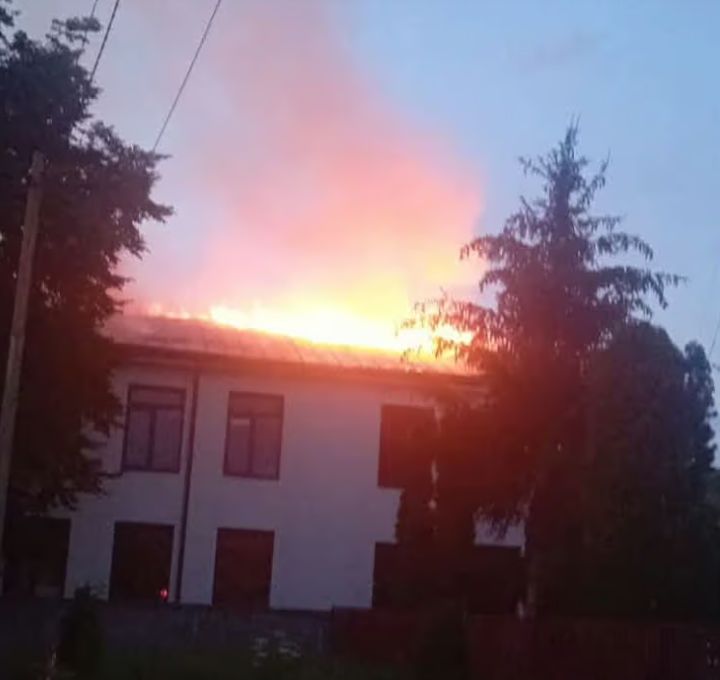 Egyelőre nem tudni, milyen okból, de este kigyulladt az iskola tetőzete. | Fotó: ISU/Cluj24