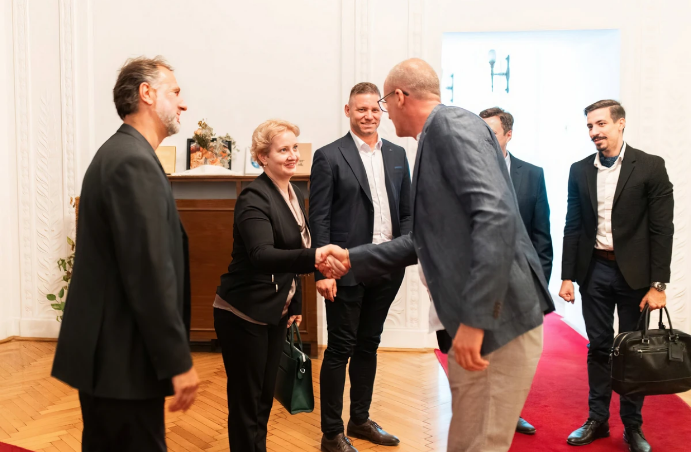 A cikk egyik fotóillusztrációja: „Kézfogás Tarr Zoltán, társadalmi kapcsolatokért és kultúráért felelős miniszterrel” l Fotó: balk.hu