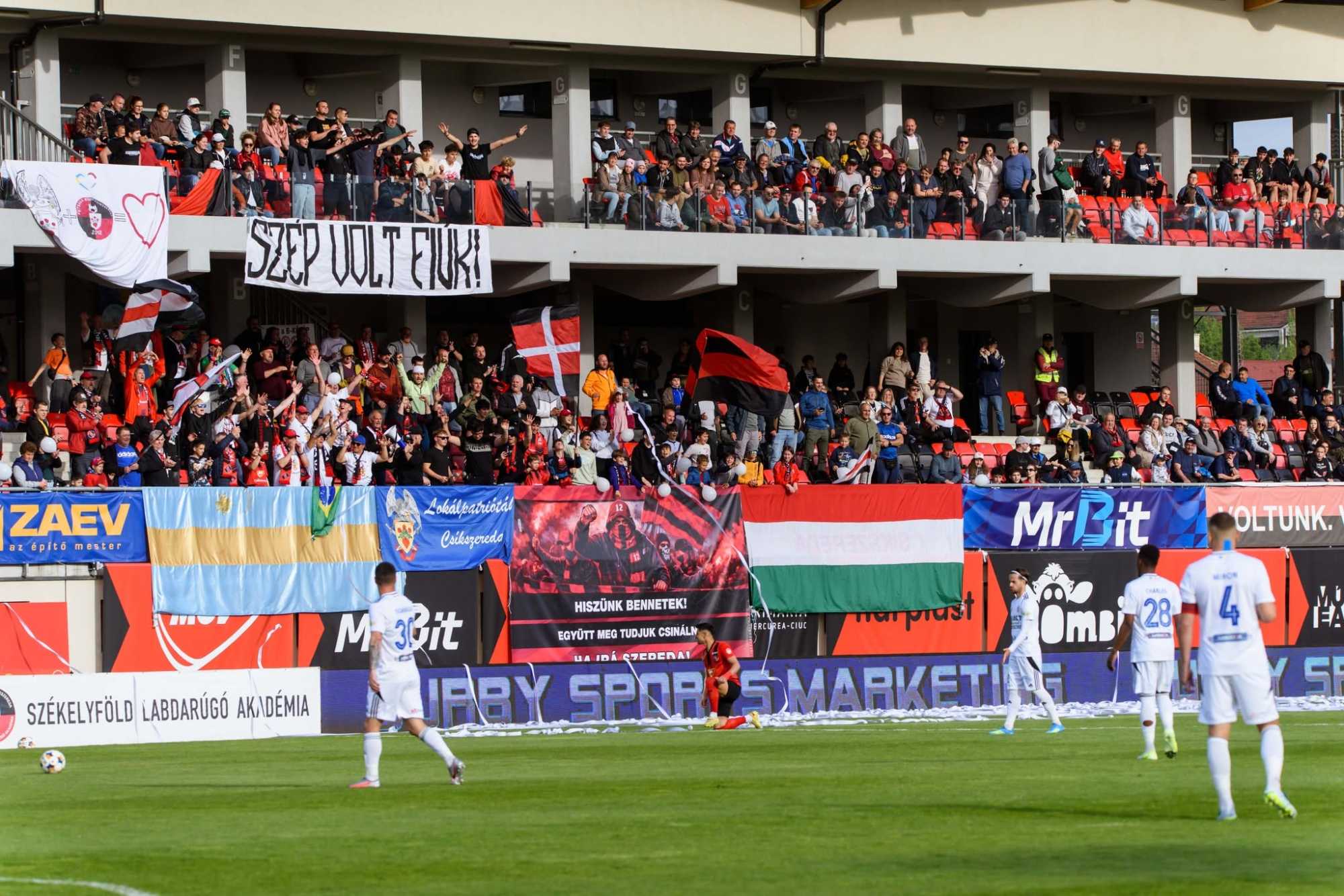 A csíkszeredai közönség hálás volt az élvonalbeli tagság meghosszabbításáért. | Fotók: FK Csíkszereda