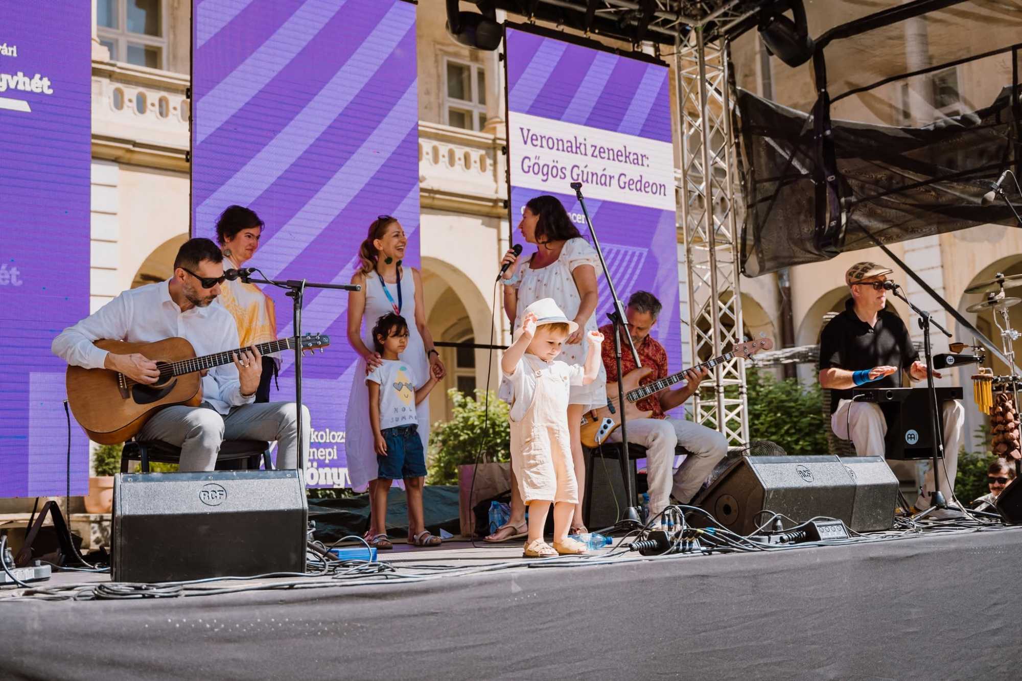 Zsűri értékelte a táncosokat és díjazás is volt a koncert végén. 