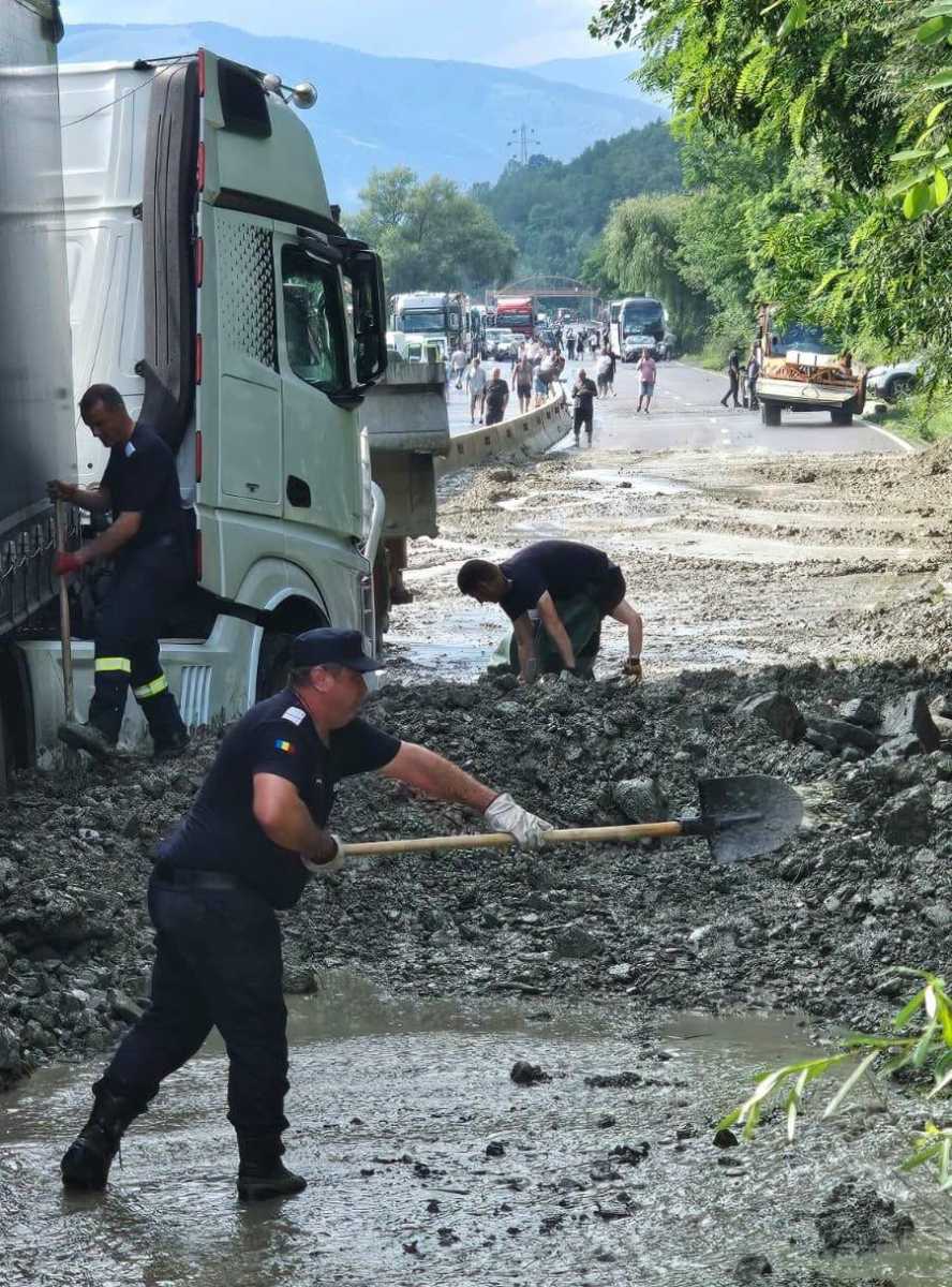 A hordalékban elakadt kamion az országúton hétfő délután Nistorești-nél, Prahova megyében. | Fotó: Meteoplus Facebook-oldal