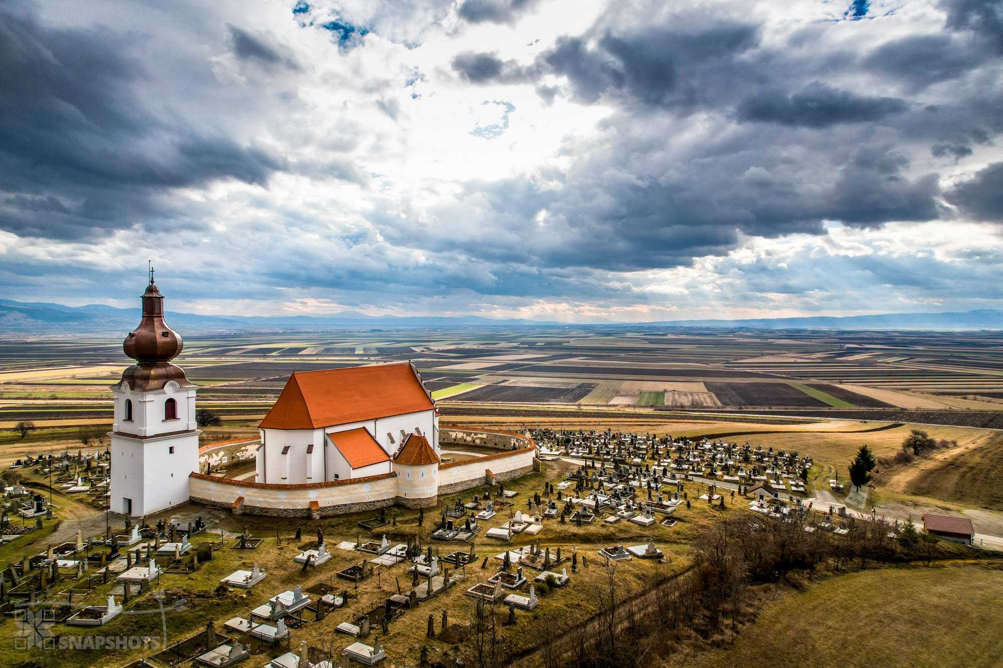 A lemhényi katolikus templom fotója is megtekinthető a víz alatt | Fotó: Your Creative SIDE
