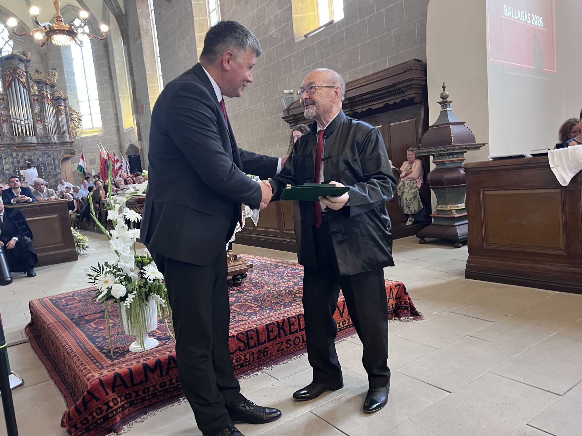 dr. Vass Levente adta át dr. Jung Jánosnak a Miskolczy Dezső emlékplakettet és díjat | Fotó: Rákóczi Kinga 