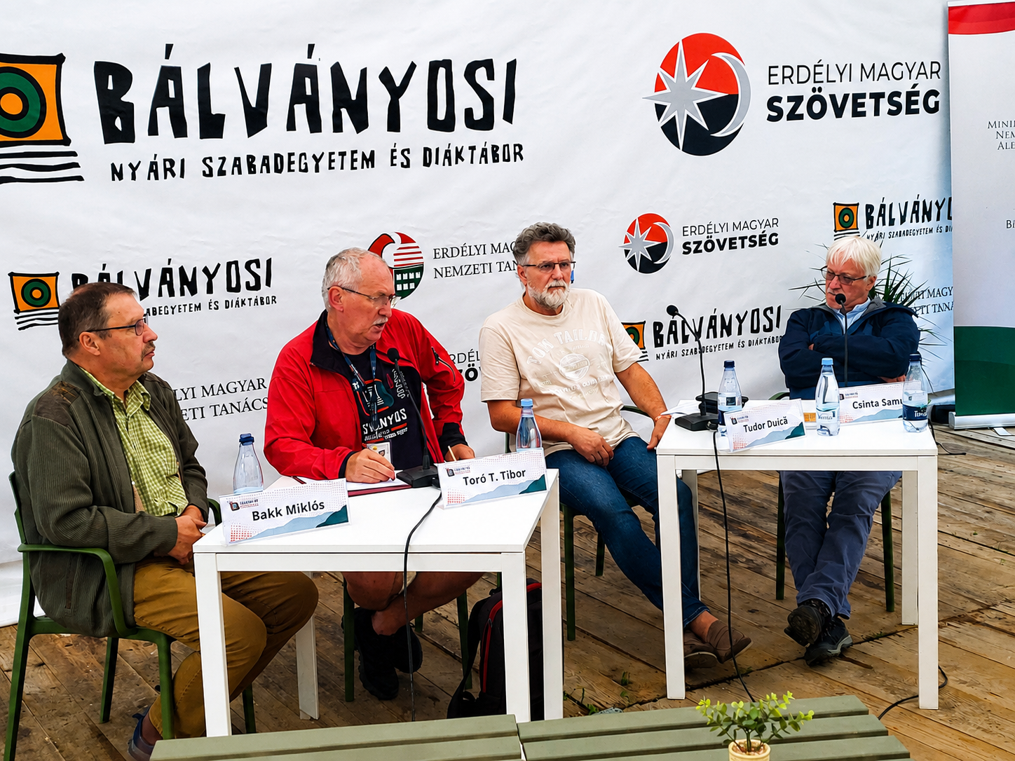 Bakk Miklós, Toró T. Tibor, Tudor Duică és a moderátor Csinta Samu. | A szerző felvétele.