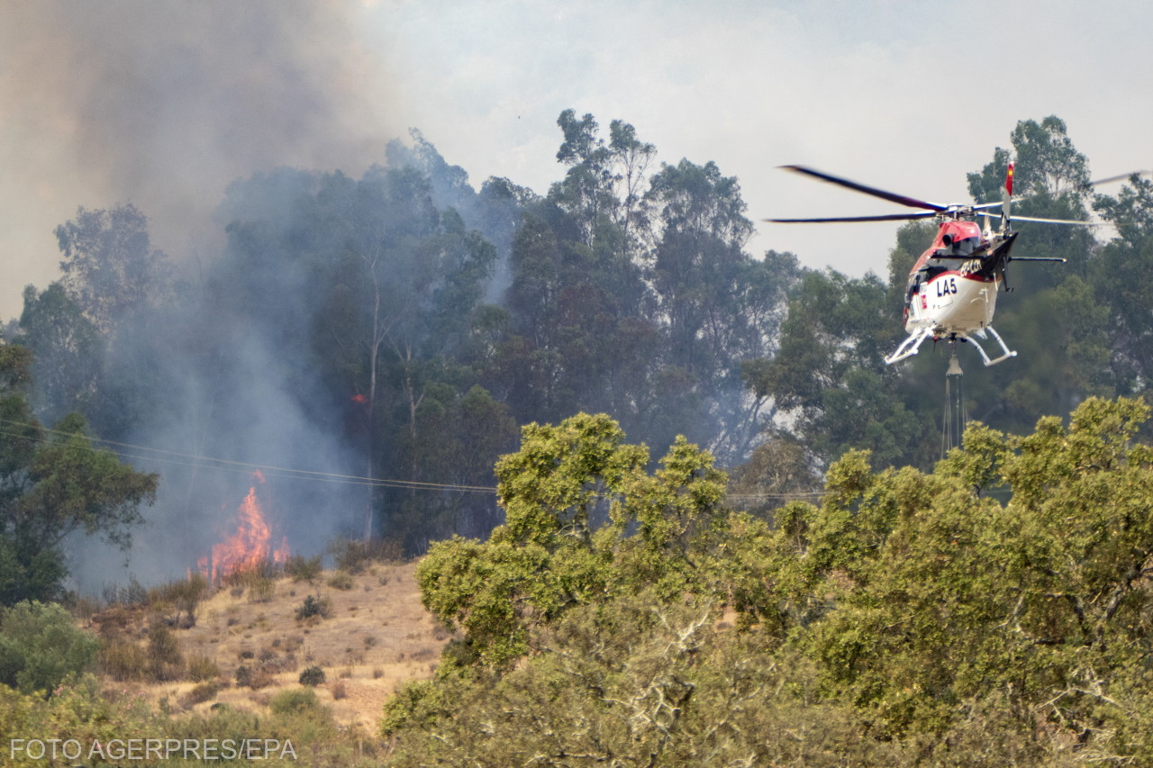 Tűzoltó helikopterből oltották csütörtökön az előző nap fellobbant tüzet El Cerro del Andevalo (Huelva) területén. A tűz egy olyan területen tört ki, ahol sűrűn nőnek eukaliptuszfák, szilfák és cserjés növényzet, ami elősegítette a lángok terjedését és nehezítette a tűz oltását.