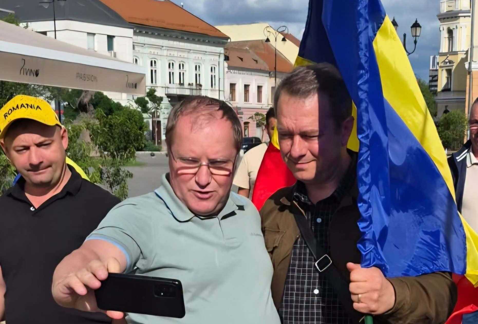 A szelfiző magyar férfi és a tüntetés szervezője